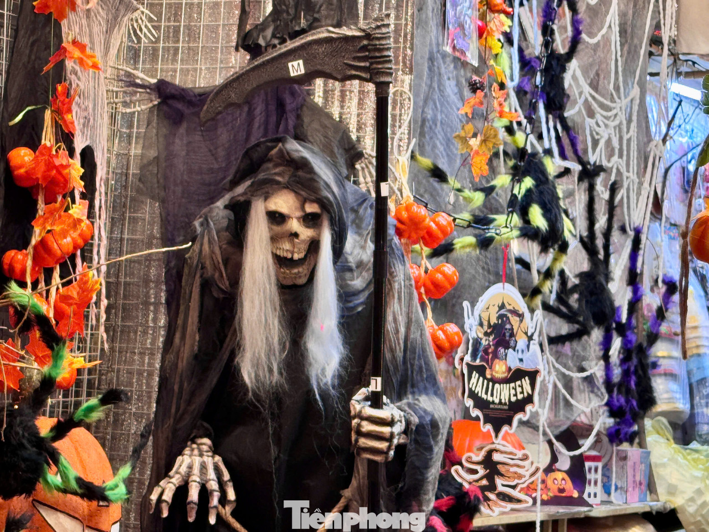 Mô hình khổng lồ có giá không dưới một triệu đồng. Mặt nạ, mũ là hai phụ kiện có giá mềm nhất.