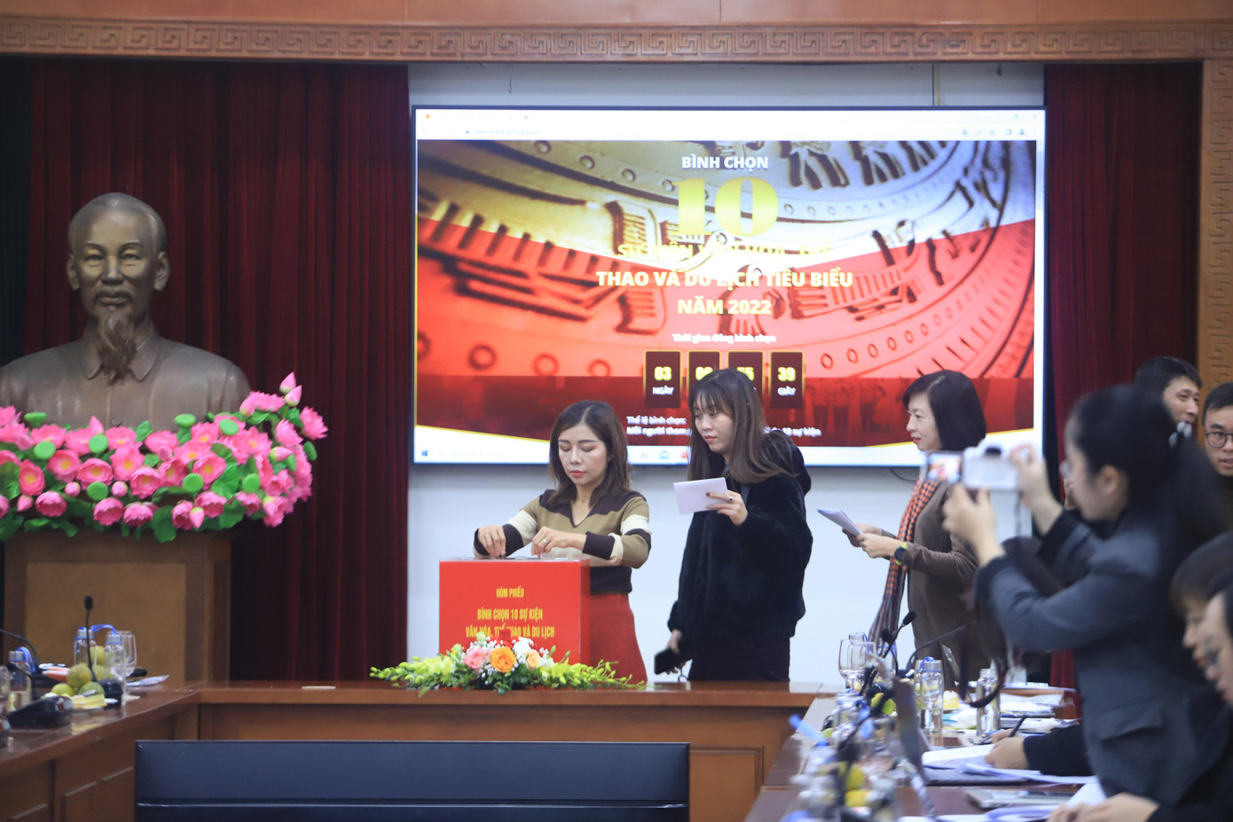 Các đại biểu bình chọn 10 sự kiện VHTTDL nổi bật. Ảnh: Lại Tấn. Các đại biểu bình chọn 10 sự kiện VHTTDL nổi bật. Ảnh: Lại Tấn.