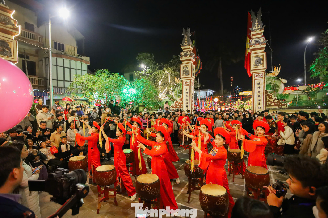 Không khí tưng bừng của lễ hội rước "ông lợn" tại làng La Phù.