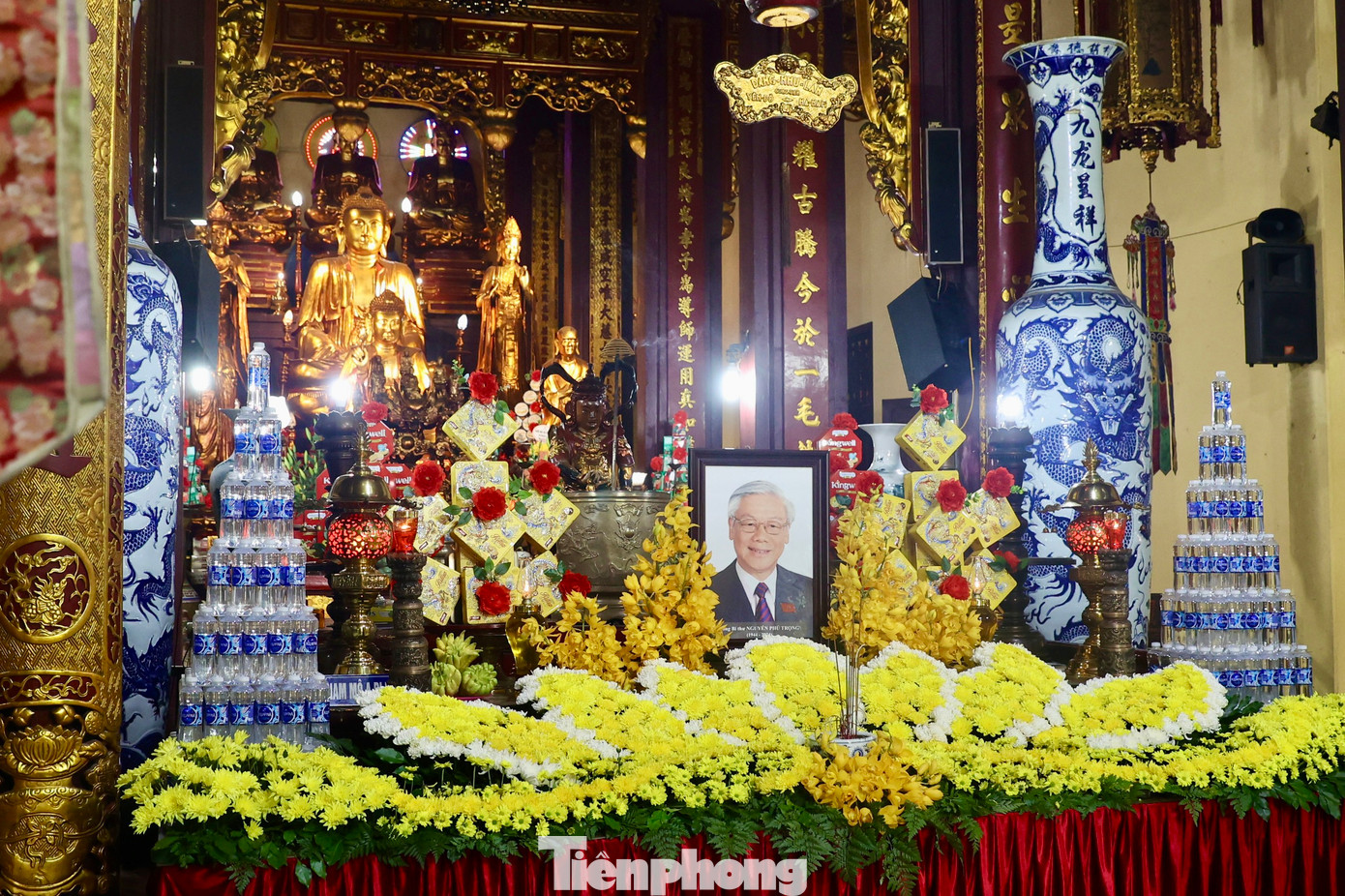 Di ảnh của Tổng Bí thư Nguyễn Phú Trọng được đặt trang trọng trong chính điện chùa Quán Sứ. Ảnh: Nguyễn Trọng Tài. Di ảnh của Tổng Bí thư Nguyễn Phú Trọng được đặt trang trọng trong chính điện chùa Quán Sứ. Ảnh: Nguyễn Trọng Tài.