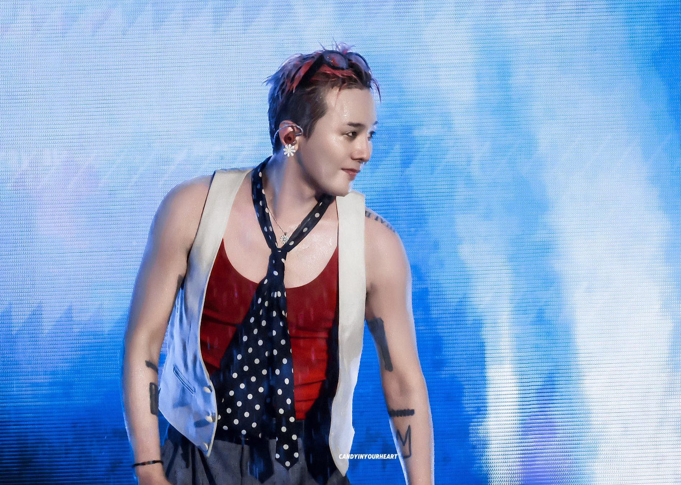 G-Dragon tắm mưa cùng khán giả Hà Nội. Ảnh: Candyinyourheart. G-Dragon tắm mưa cùng khán giả Hà Nội. Ảnh: Candyinyourheart.