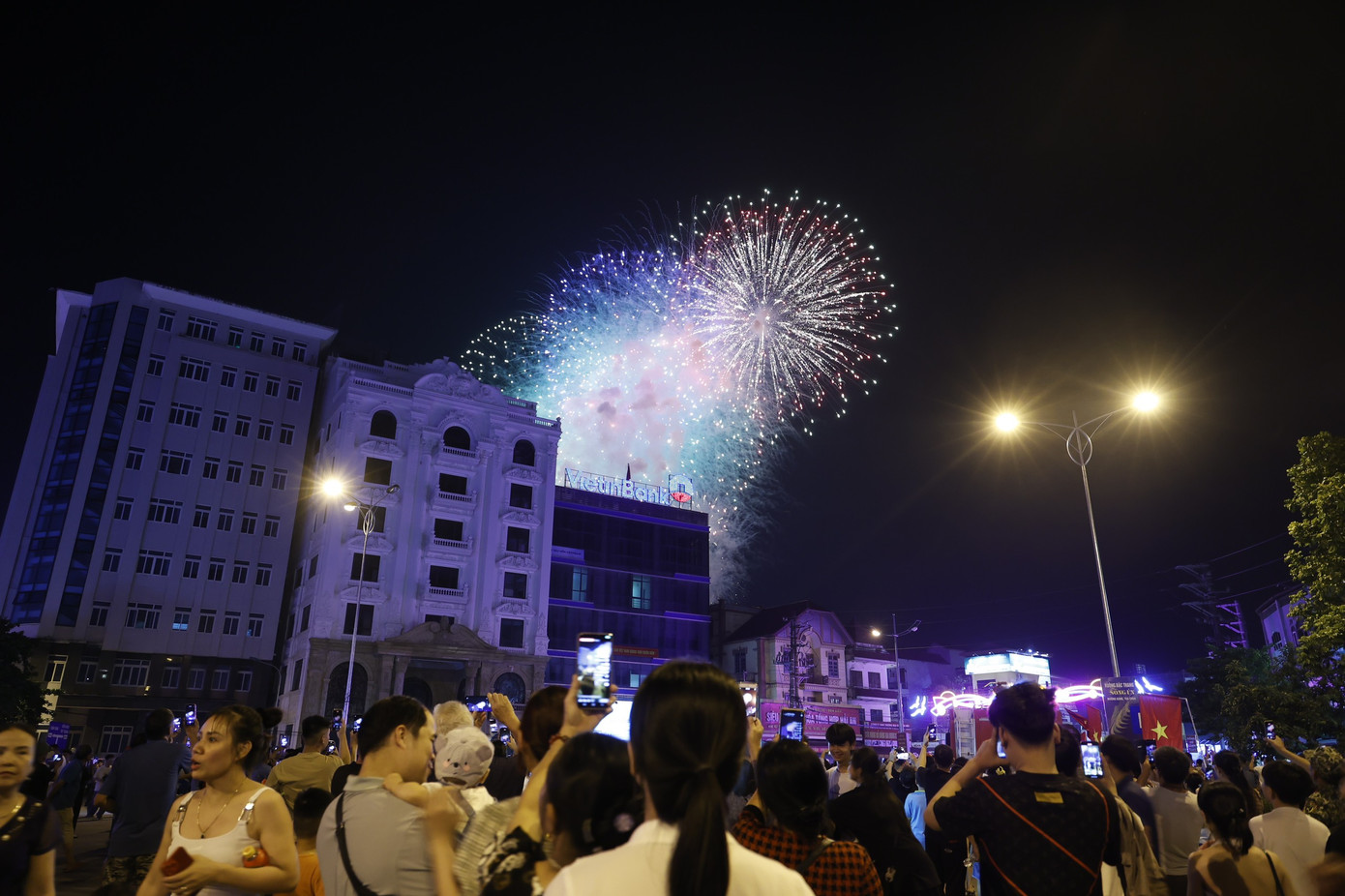 Chương trình nghệ thuật khép lại với màn bắn pháo hoa tầm cao rực rỡ sắc màu.