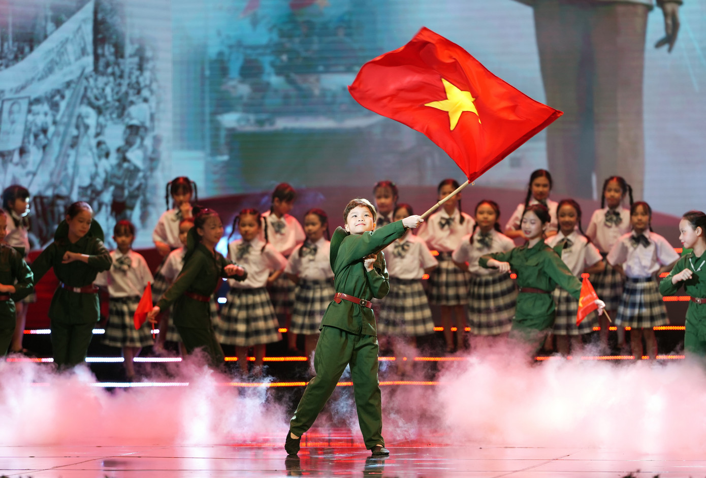 Chương trình Khúc ca khải hoàn có nhiều tiết mục nghệ thuật đặc sắc. Chương trình Khúc ca khải hoàn có nhiều tiết mục nghệ thuật đặc sắc.