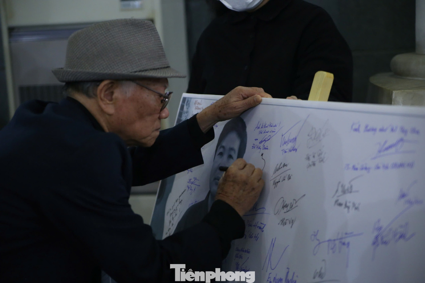 Đồng nghiệp, bạn bè viết lời tiễn biệt nhà thơ, nhạc sĩ tài năng.