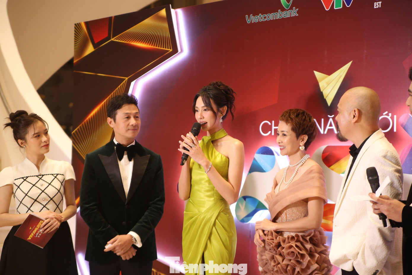 Đêm vinh danh và trao giải diễn ra tối 1/1 tại Nhà hát Hồ Gươm. Dàn nghệ sĩ đình đám của các bộ phim giờ vàng xuất hiện khiến thảm đỏ VTV Awards 2023thêm rộn ràng. Hoa hậu Hòa bình Quốc tế Nguyễn Thúc Thùy Tiên lần đầu đảm nhận vai trò MC sân khấu chính của VTV Awards.