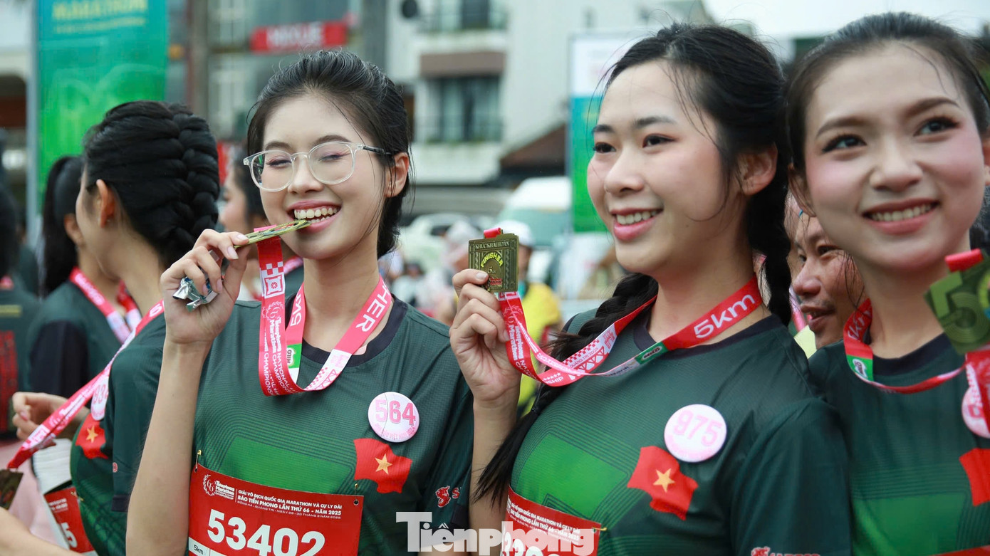 Các cô gái khoe huy chương sau khi về đích.