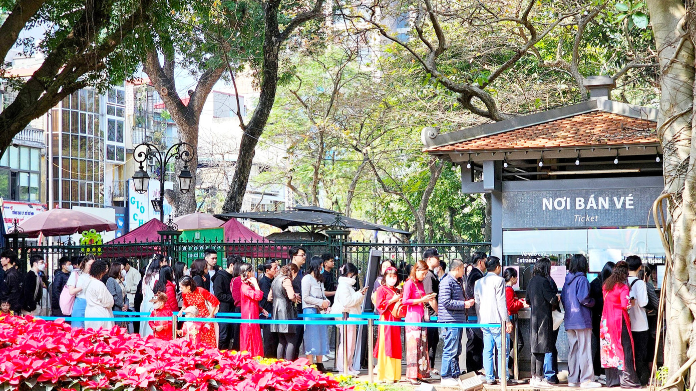 Dòng người xếp hàng chờ mua vé vào Văn Miếu- Quốc Tử Giám.