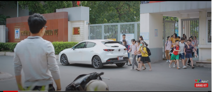 ... Nhưng lại chứng kiến cảnh vợ con bước lên xe của người đàn ông khác. ... Nhưng lại chứng kiến cảnh vợ con bước lên xe của người đàn ông khác.