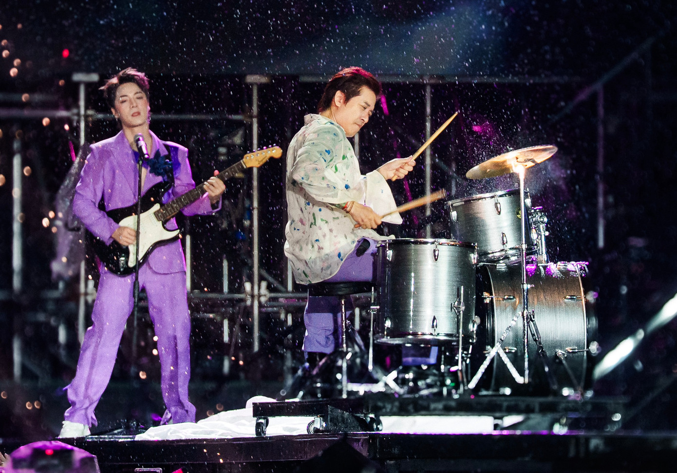 Ca sĩ Đăng Khôi, Tuấn Hưng chơi nhạc cụ.