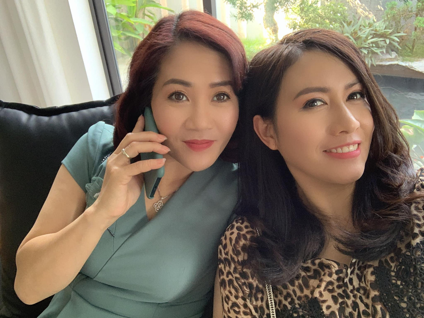 Ngoài đời, diễn viên Nguyệt Hằng và diễn viên Trúc Mai vô cùng thân thiết Ngoài đời, diễn viên Nguyệt Hằng và diễn viên Trúc Mai vô cùng thân thiết