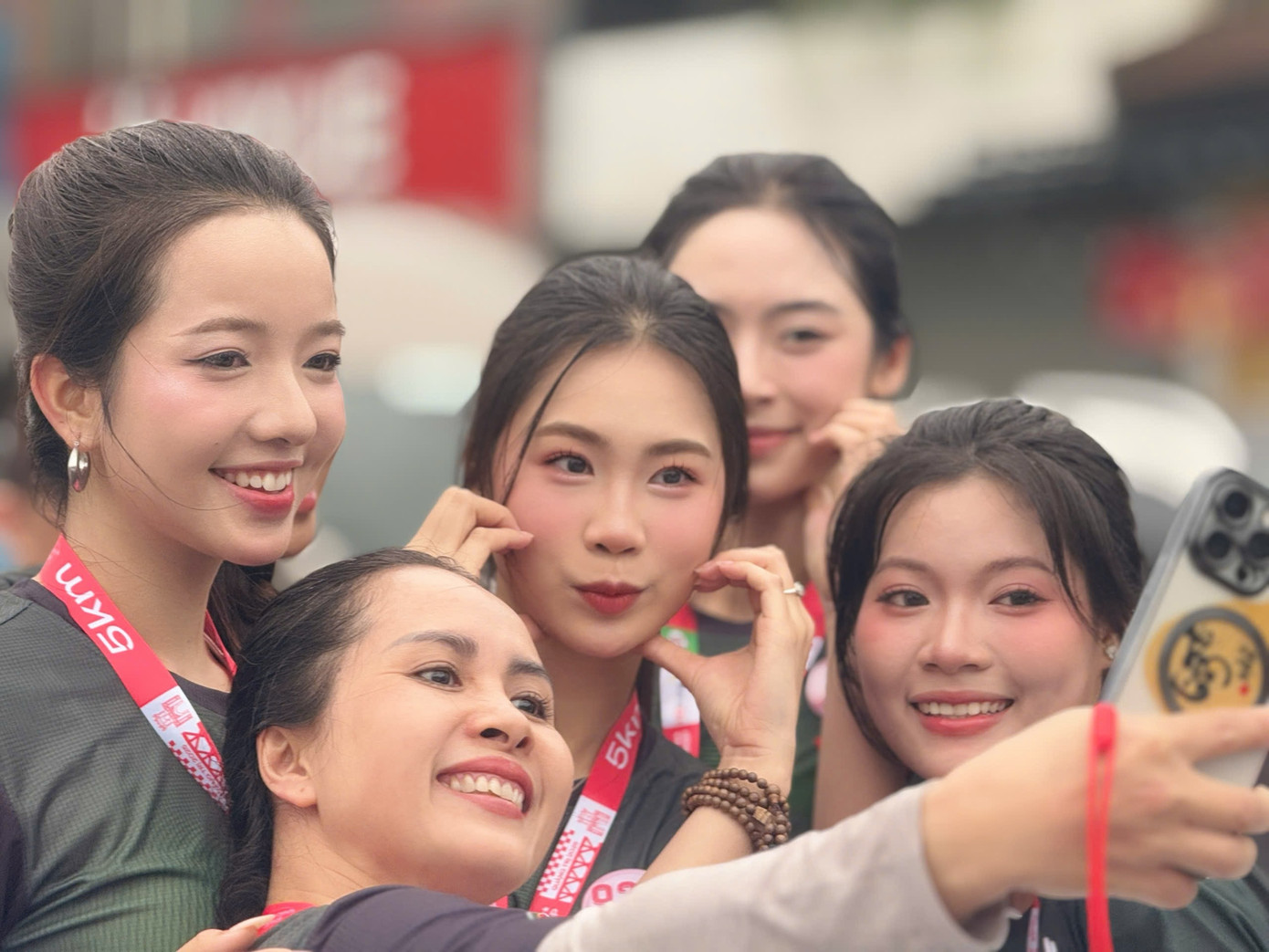 Các thí sinh gây chú ý bởi nhan sắc rạng rỡ. Một số vận động viên tranh thủ lưu lại khoảnh khắc đẹp của thí sinh Hoa hậu Việt Nam 2024 sau khi cán đích.