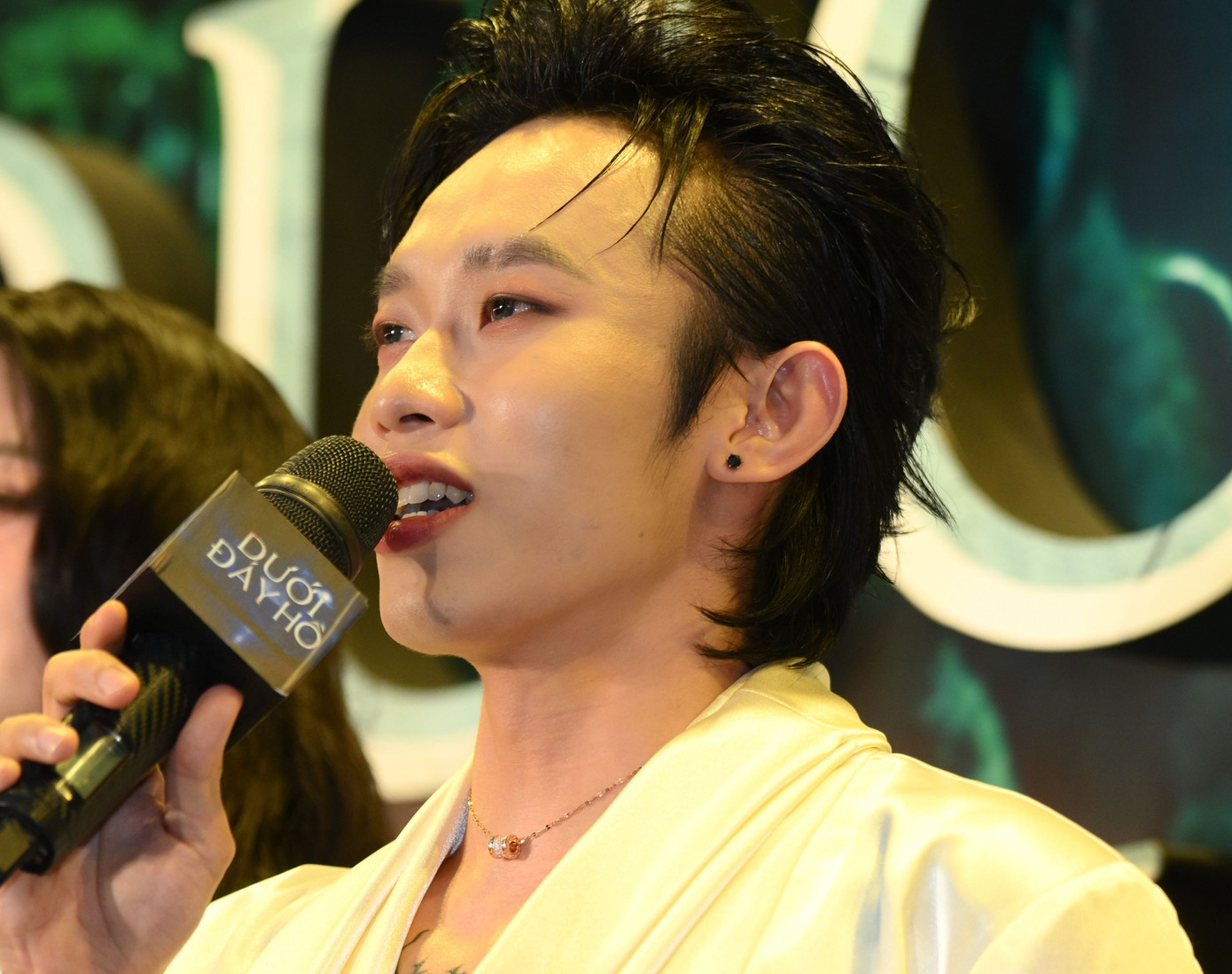 Kay Trần đóng một thợ chụp ảnh trẻ tên Trung, vì biến cố nên phải chia tay nhóm bạn thân. Anh chia sẻ về vai diễn đánh dấu sự trở lại màn ảnh rộng sau 5 năm: "Tôi từng nói với đạo diễn và nhà sản xuất rằng sau 5 năm mới trở lại đóng phim điện ảnh, vai Trung với tôi khá nhẹ đô. Tôi nghĩ mình làm được nhiều hơn thế. Phim sau tôi mong được đóng vai chính, ao ước được mệt hơn, cực hơn". Kay Trần đóng một thợ chụp ảnh trẻ tên Trung, vì biến cố nên phải chia tay nhóm bạn thân. Anh chia sẻ về vai diễn đánh dấu sự trở lại màn ảnh rộng sau 5 năm: "Tôi từng nói với đạo diễn và nhà sản xuất rằng sau 5 năm mới trở lại đóng phim điện ảnh, vai Trung với tôi khá nhẹ đô. Tôi nghĩ mình làm được nhiều hơn thế. Phim sau tôi mong được đóng vai chính, ao ước được mệt hơn, cực hơn".