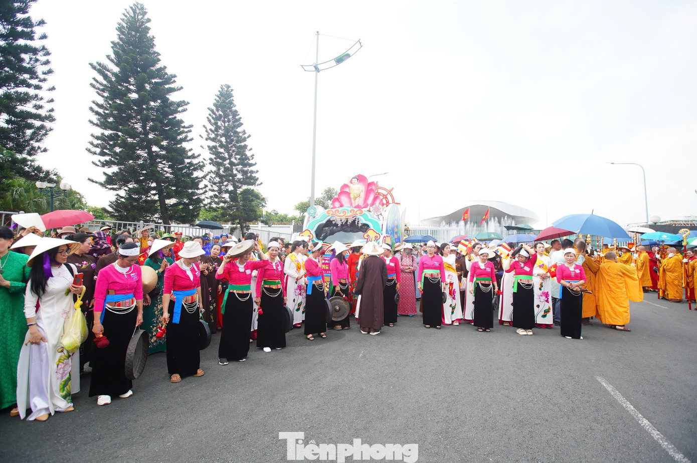 . Từ 14h đến 16h30 chiều 13/5, hạn chế các loại phương tiện trên hoạt động trên tuyến Võ Văn Kiệt (đoạn phía trước Cảng hàng không Nội Bài), Võ Nguyên Giáp, cầu Nhật Tân, Võ Chí Công, Vành đai 2 (đoạn từ Võ Chí Công - vành đai 2 đến Đào Tấn -vành đai 2), Đào Tấn, Kim Mã, Nguyễn Thái Học, Lê Duẩn, Trần Nhân Tông, Trần Bình Trọng, Dã Tượng.