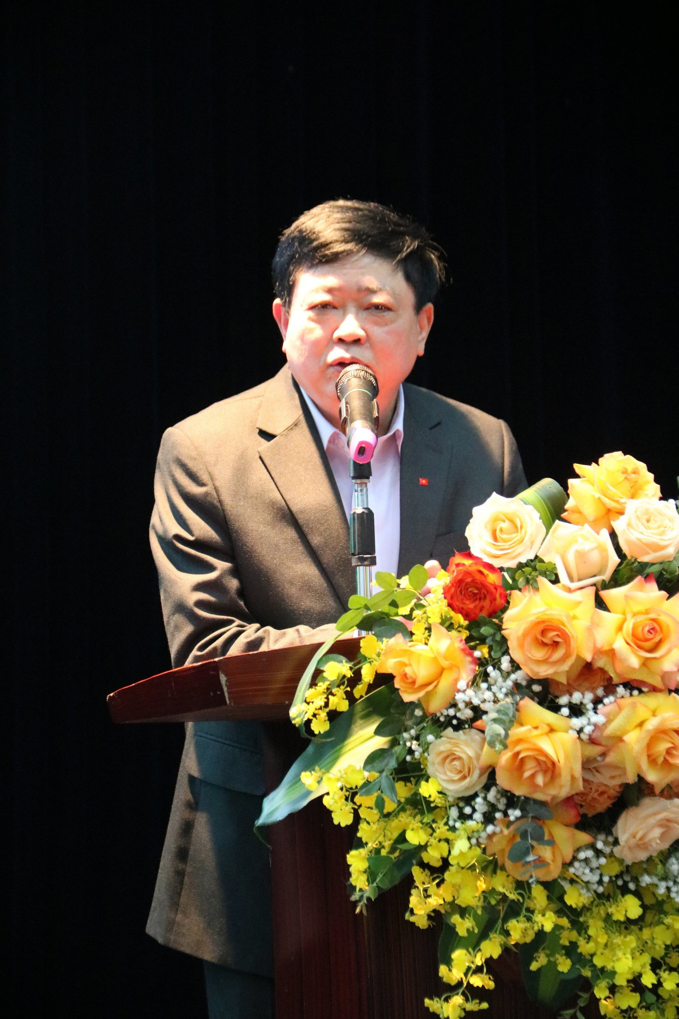 PGS.TS Nguyễn Thế Kỷ nêu một số lưu ý về kiểm duyệt, xuất bản thơ. Ảnh: TOÁN PHAN. PGS.TS Nguyễn Thế Kỷ nêu một số lưu ý về kiểm duyệt, xuất bản thơ. Ảnh: TOÁN PHAN.