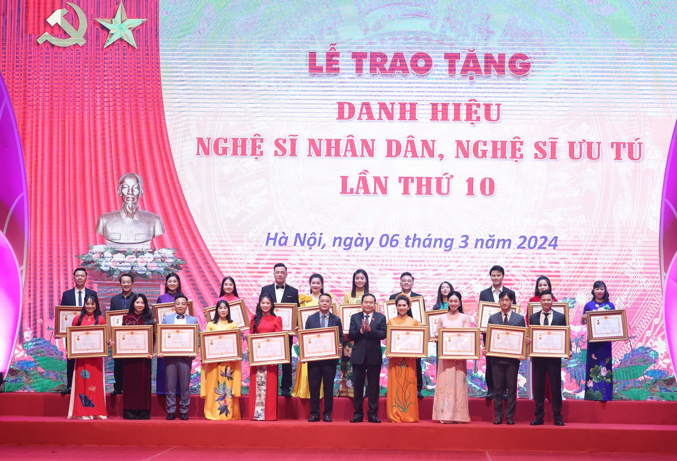 125 nghệ sĩ được tặng, truy tặng danh hiệu NSND, 264 nghệ sĩ được tặng, truy tặng danh hiệu NSƯT trong đợt xét tặng này.