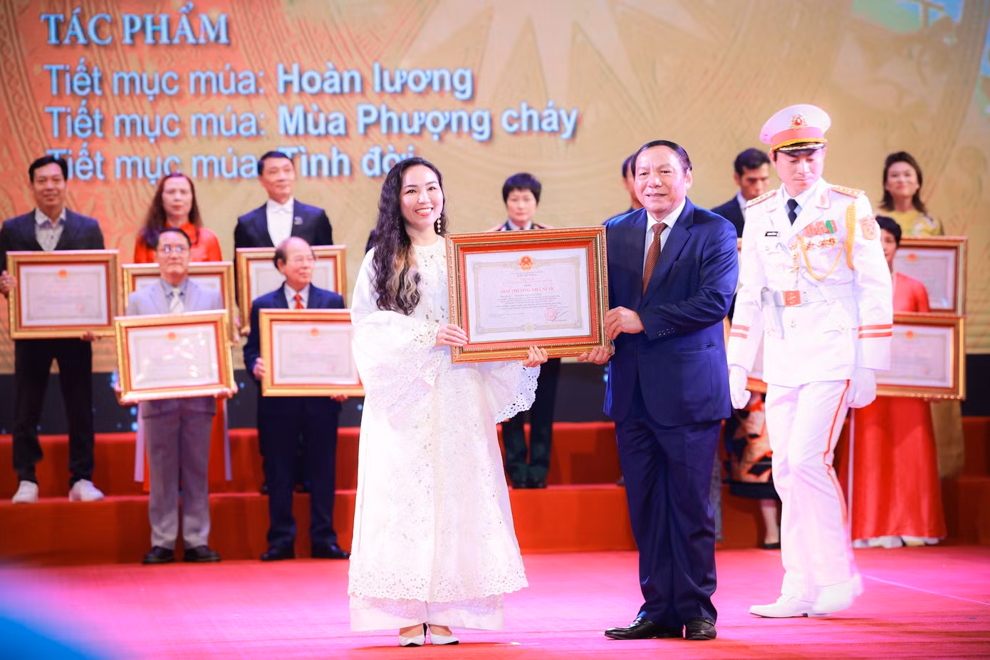 Biên đạo múa Tuyết Minh nhận giải thưởng Nhà nước về VHNT. Ảnh: Nhật Minh.