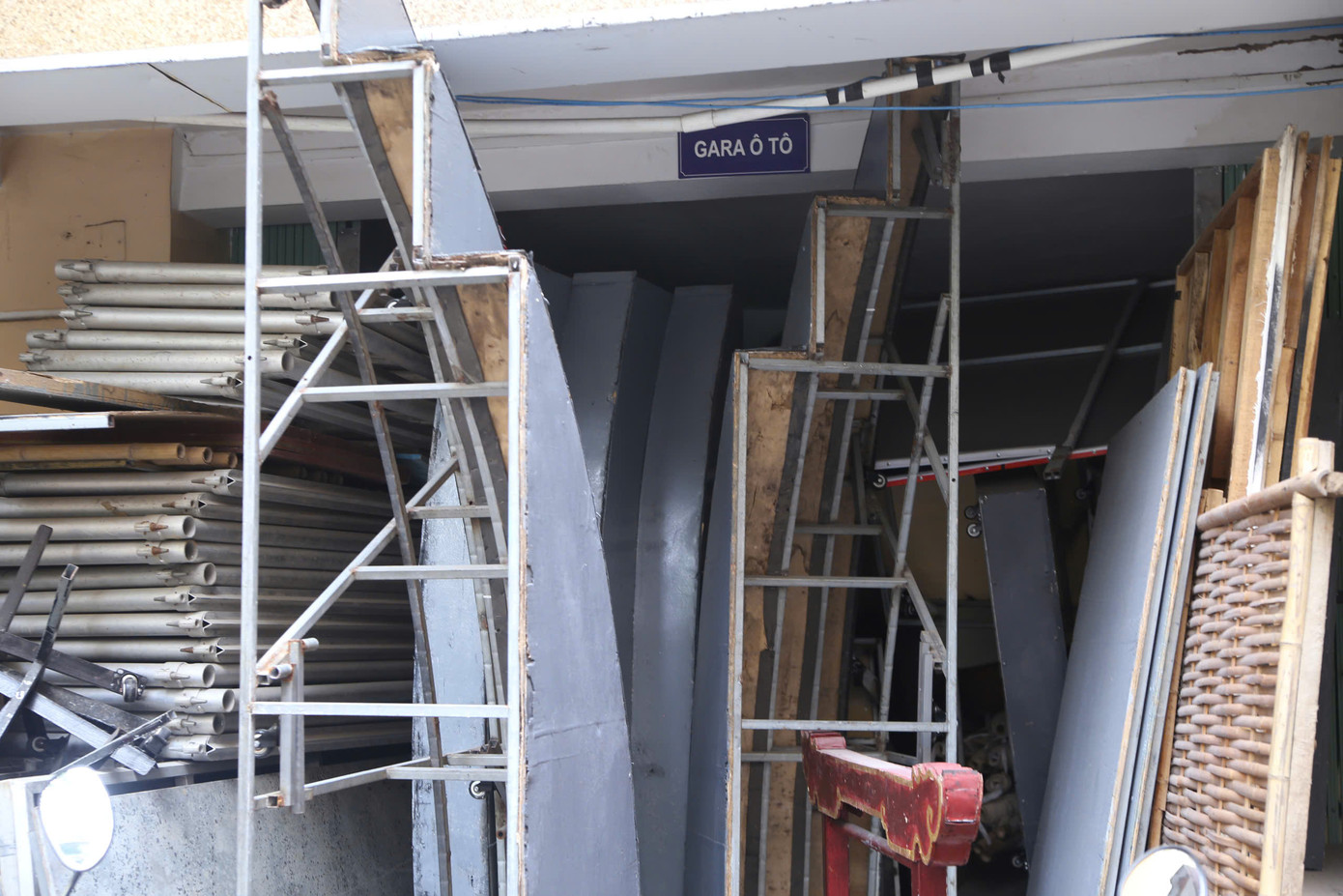 Gara ô tô cũng được trưng dụng để cất đạo cụ. Một số thùng sắt chứa phục trang phải để tạm ở cầu thang.