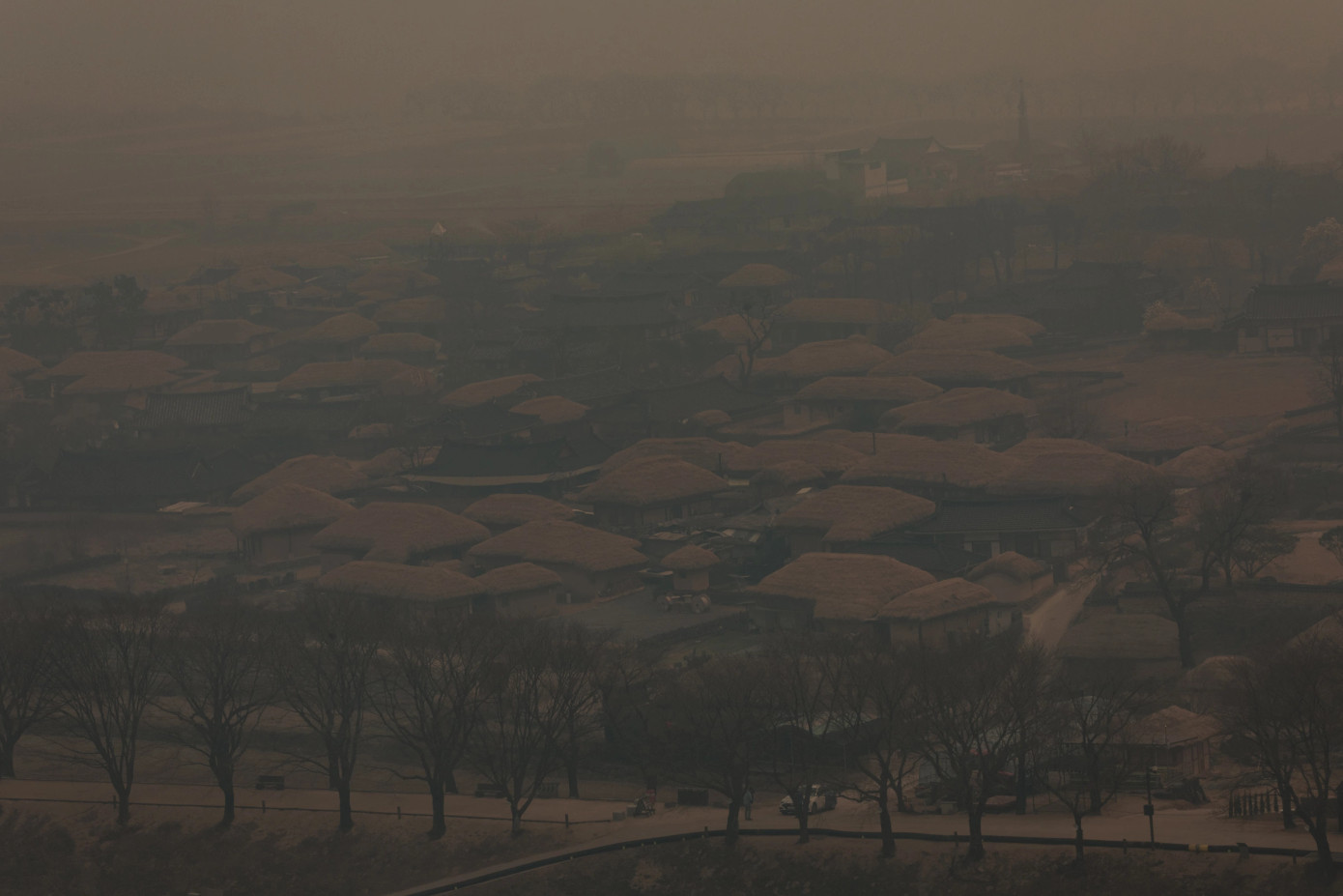 Khói đen bao phủ làng Hahoe - điểm du lịch nổi tiếng đón cả triệu lượt khách mỗi năm. Ảnh: AFP. Khói đen bao phủ làng Hahoe - điểm du lịch nổi tiếng đón cả triệu lượt khách mỗi năm. Ảnh: AFP.