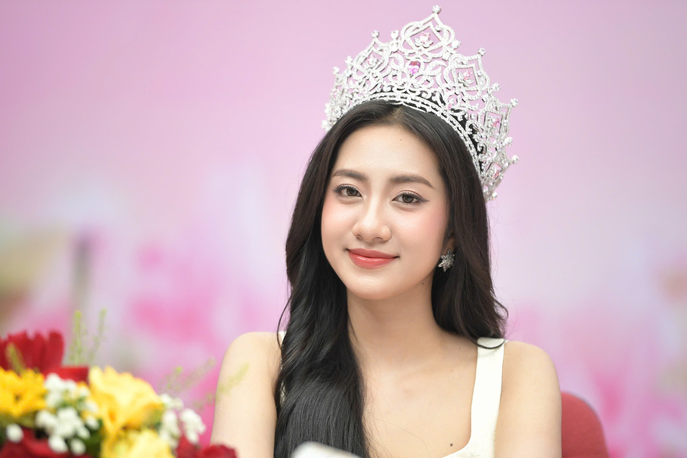 Hoa hậu Hà Trúc Linh nói hành trình vừa qua tại cuộc thi giúp cô có nhiều niềm vui, trải nghiệm ý nghĩa. Trúc Linh khẳng định cô hạnh phúc khi được là thành viên của đại gia đình Tiền Phong. Khi đến tòa soạn báo, cô cảm thấy thân thuộc như được trở về nhà.