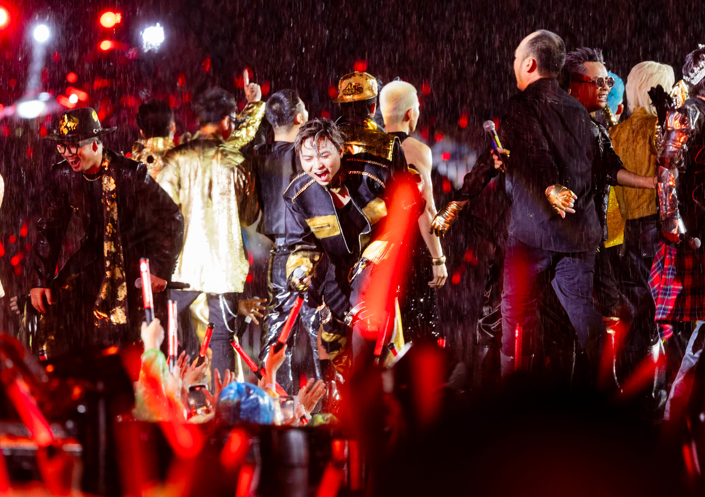 Tối 15/6, concert Anh trai vượt ngàn chông gai đêm thứ 6 tiếp tục diễn ra tại Ocean Park 3, Hưng Yên. Khán giả nói đêm diễn cuối ở miền Bắc gặp &quot;chông gai&quot; vì mưa lớn. Mây đen bao phủ địa điểm tổ chức từ 6h tối, sau đó mưa liên tục đến nửa đêm. Sự kiện diễn ra đúng giờ, song nhiều khán giả không thể xem trọn vẹn.