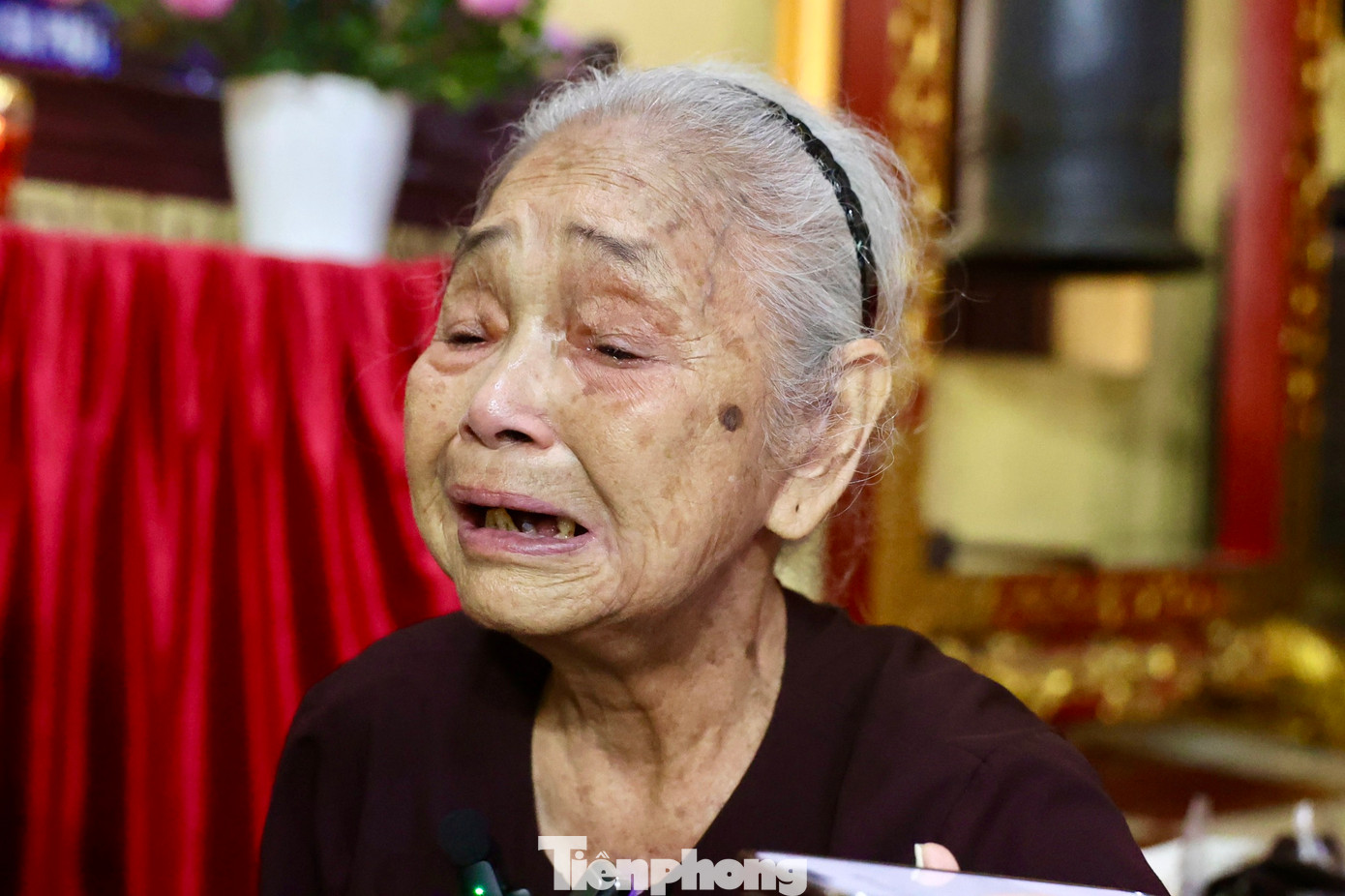 Bà Nguyễn Thị Dĩ xúc động trước di ảnh Tổng Bí thư. Ảnh: Nguyễn Trọng Tài. Bà Nguyễn Thị Dĩ xúc động trước di ảnh Tổng Bí thư. Ảnh: Nguyễn Trọng Tài.