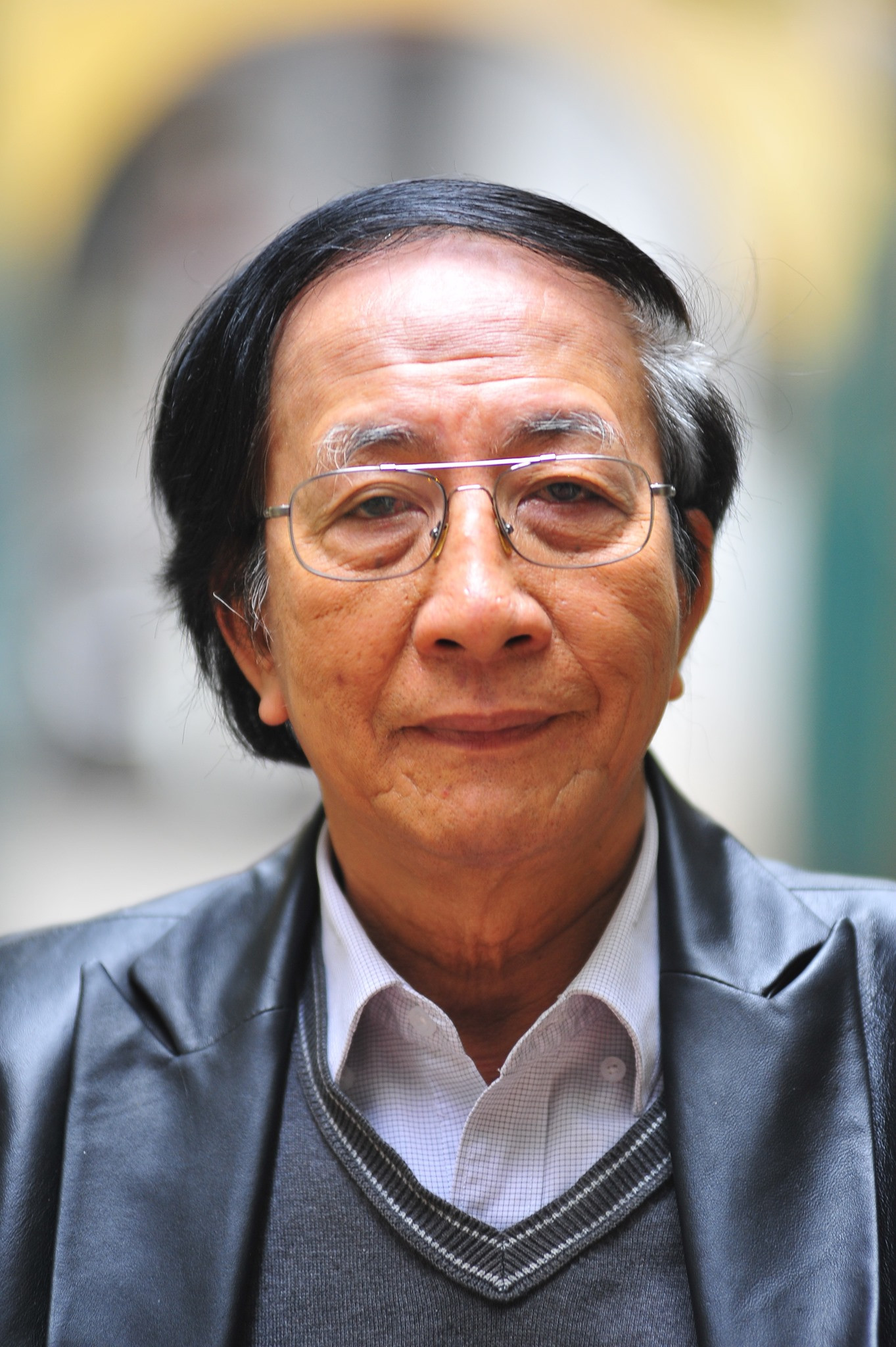 Chân dung đạo diễn Nguyễn Hữu Phần. Chân dung đạo diễn Nguyễn Hữu Phần.