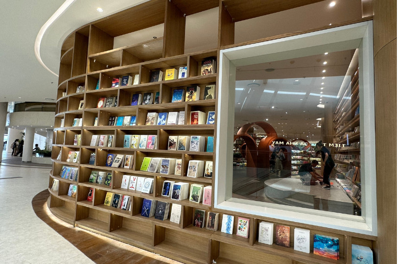 Nhã Nam phải hứng chịu sự chỉ trích dữ dội của bạn đọc vì lên tiếng chậm trễ. Nhã Nam phải hứng chịu sự chỉ trích dữ dội của bạn đọc vì lên tiếng chậm trễ.