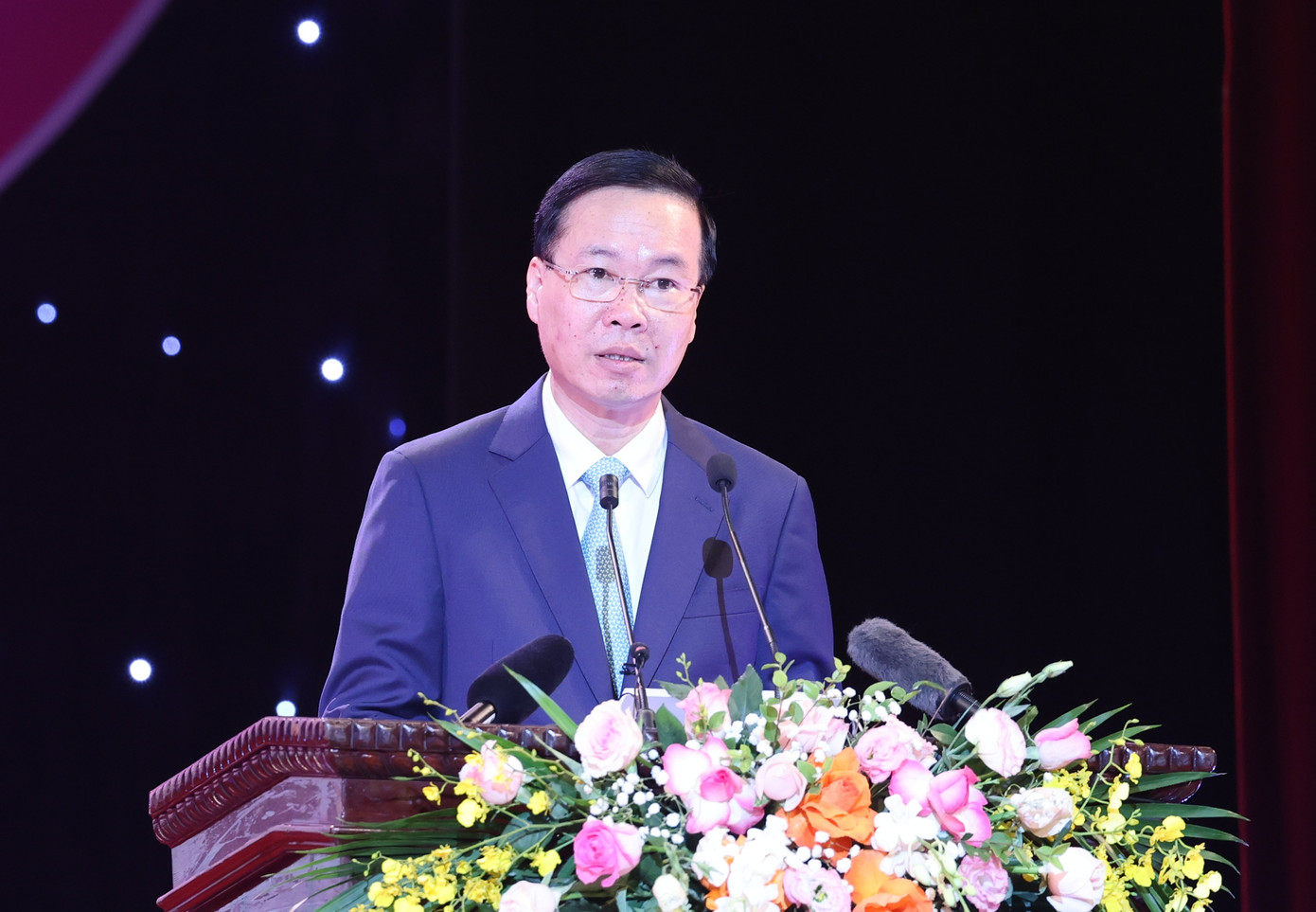 Lễ trao tặng danh hiệu NSND, NSƯT lần thứ 10 diễn ra sáng 6/3 tại Nhà hát Lớn Hà Nội, tôn vinh 389 nghệ sĩ có tài năng nghệ thuật xuất sắc, có nhiều cống hiến trong sự nghiệp xây dựng và phát triển nền văn hóa nghệ thuật của dân tộc. Phát biểu tại Lễ trao tặng danh hiệu, Ủy viên Bộ Chính trị, Chủ tịch nước Võ Văn Thưởng khẳng định sự nghiệp đổi mới gần 40 năm qua và những thành tựu to lớn có ý nghĩa lịch sử của đất nước là nguồn cảm hứng bất tận và là động lực lớn lao cho đội ngũ nghệ sĩ tài năng. Chủ tịch nước nhấn mạnh đất nước đang trong giai đoạn phát triển mới với cơ đồ, tiềm lực, vị thế và uy tín quốc tế ngày càng cao. Văn hóa đóng vai trò là nền tảng tinh thần xã hội, là một trụ cột quan trọng trong phát triển bền vững mà nghệ thuật là “lĩnh vực rất quan trọng, đặc biệt tinh tế của văn hóa, là nhu cầu thiết yếu, thể hiện khát vọng chân, thiện, mỹ của con người.