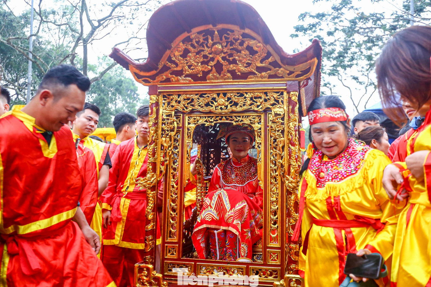 Kiệu rước nữ tướng trong ngày khai hội. Ảnh: Duy Phạm.