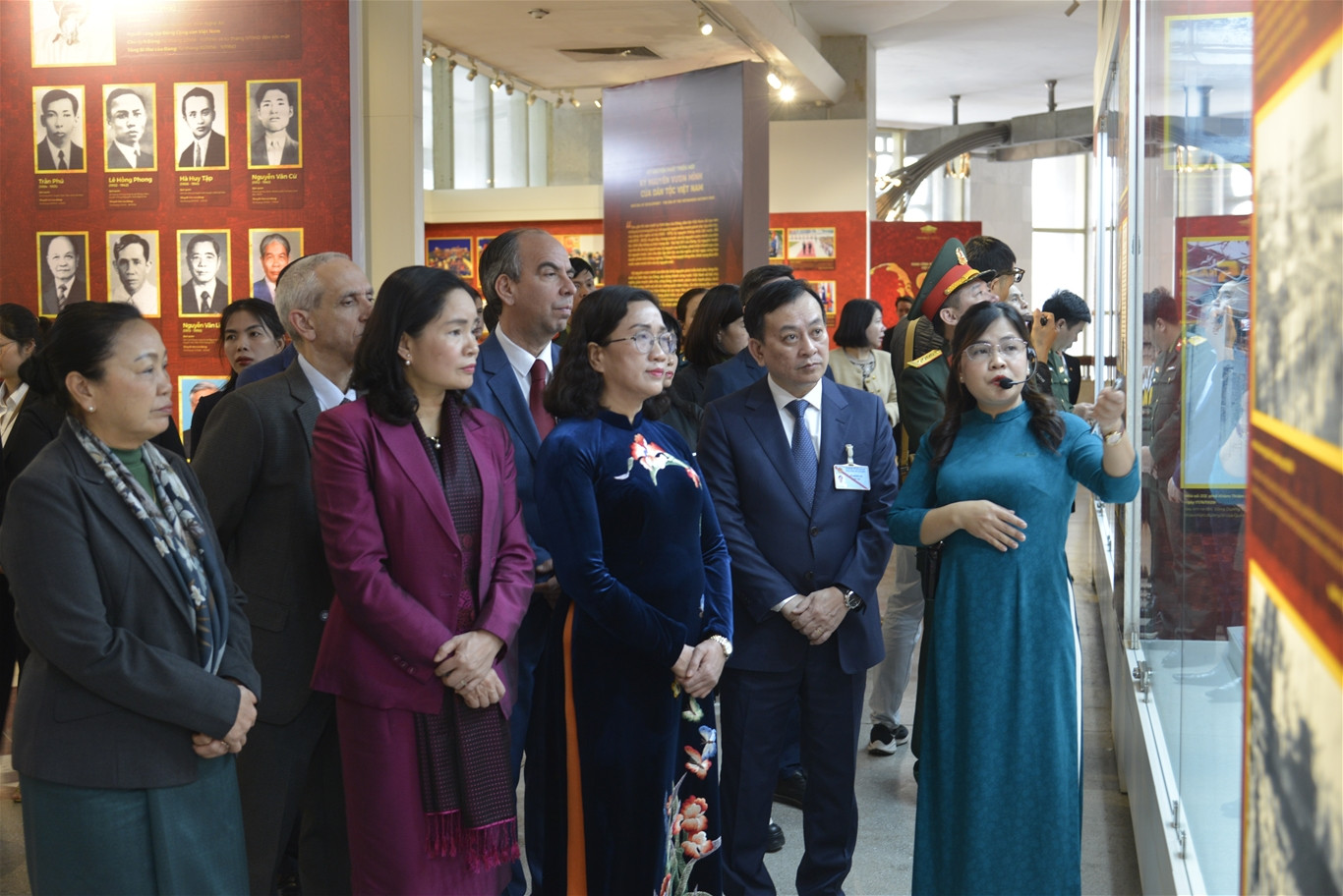 Các đại biểu tham quan triển lãm. Ảnh: BTC. Các đại biểu tham quan triển lãm. Ảnh: BTC.