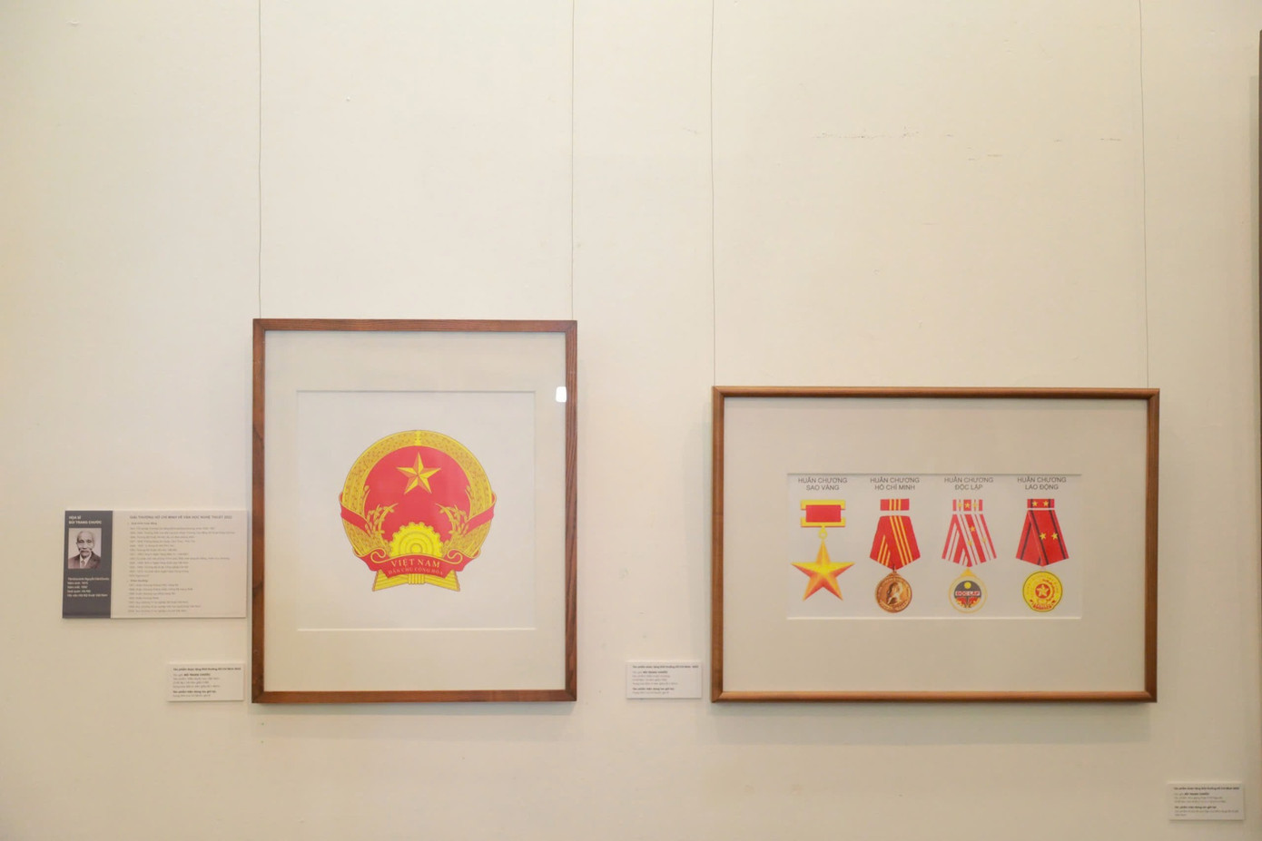 Thiết kế mẫu Quốc huy Việt Nam và huân chương của họa sĩ Bùi Trang Chước.