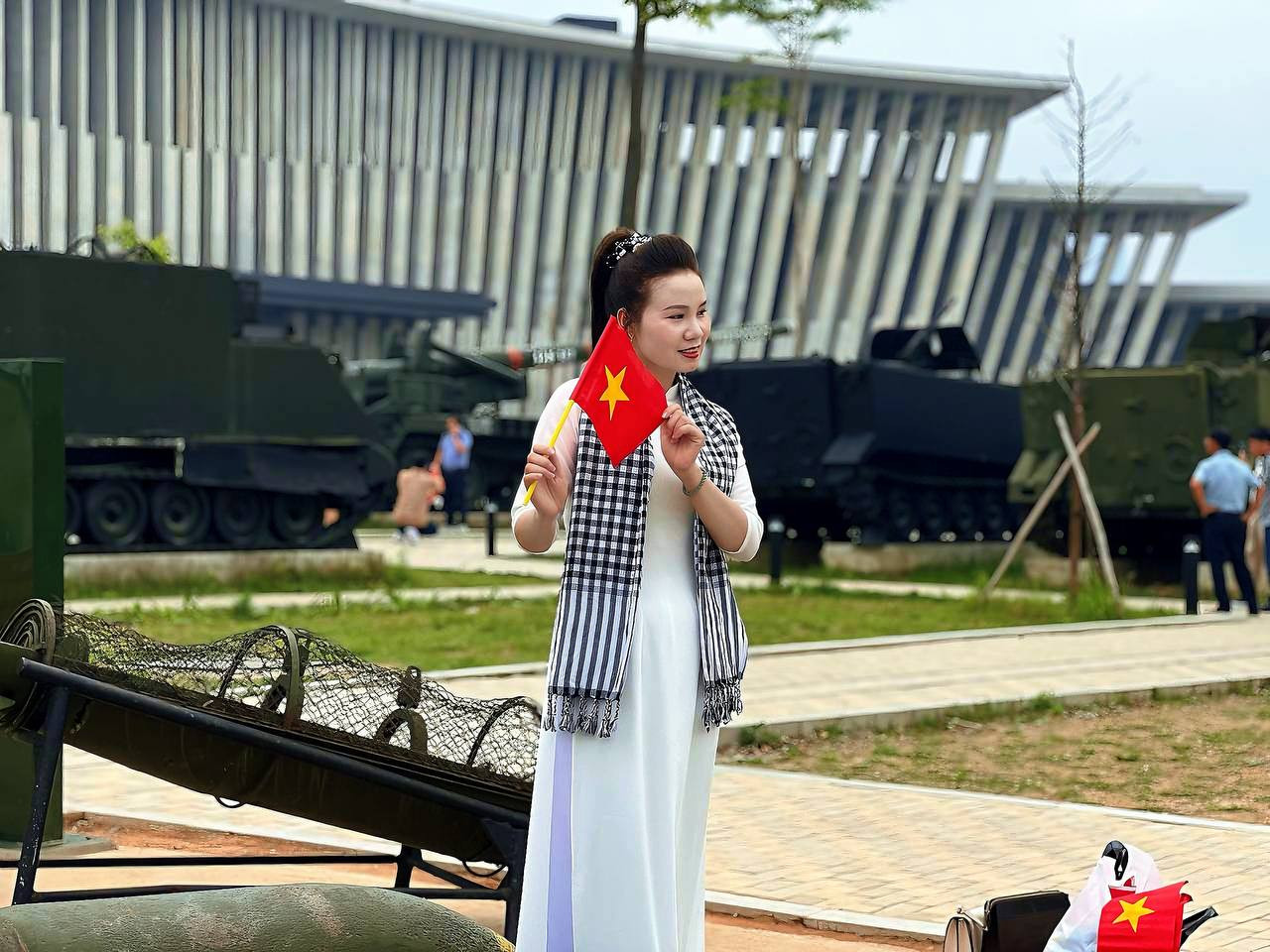 Người dân mặc áo cờ đỏ sao vàng check-in tại bảo tàng.