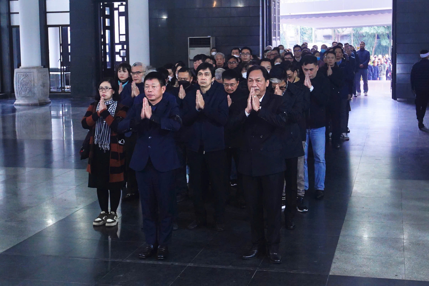 Tập thể lãnh đạo, cán bộ phóng viên, biên tập viên và nhân viên Báo Tiền Phong do Tổng Biên tập Phùng Công Sưởng dẫn đầu đến tiễn biệt nhà báo Dương Xuân Nam.