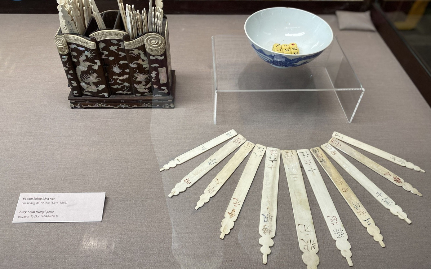 Bộ xăm hường bằng ngà của vua Tự Đức nằm trong số cổ vật được định danh.