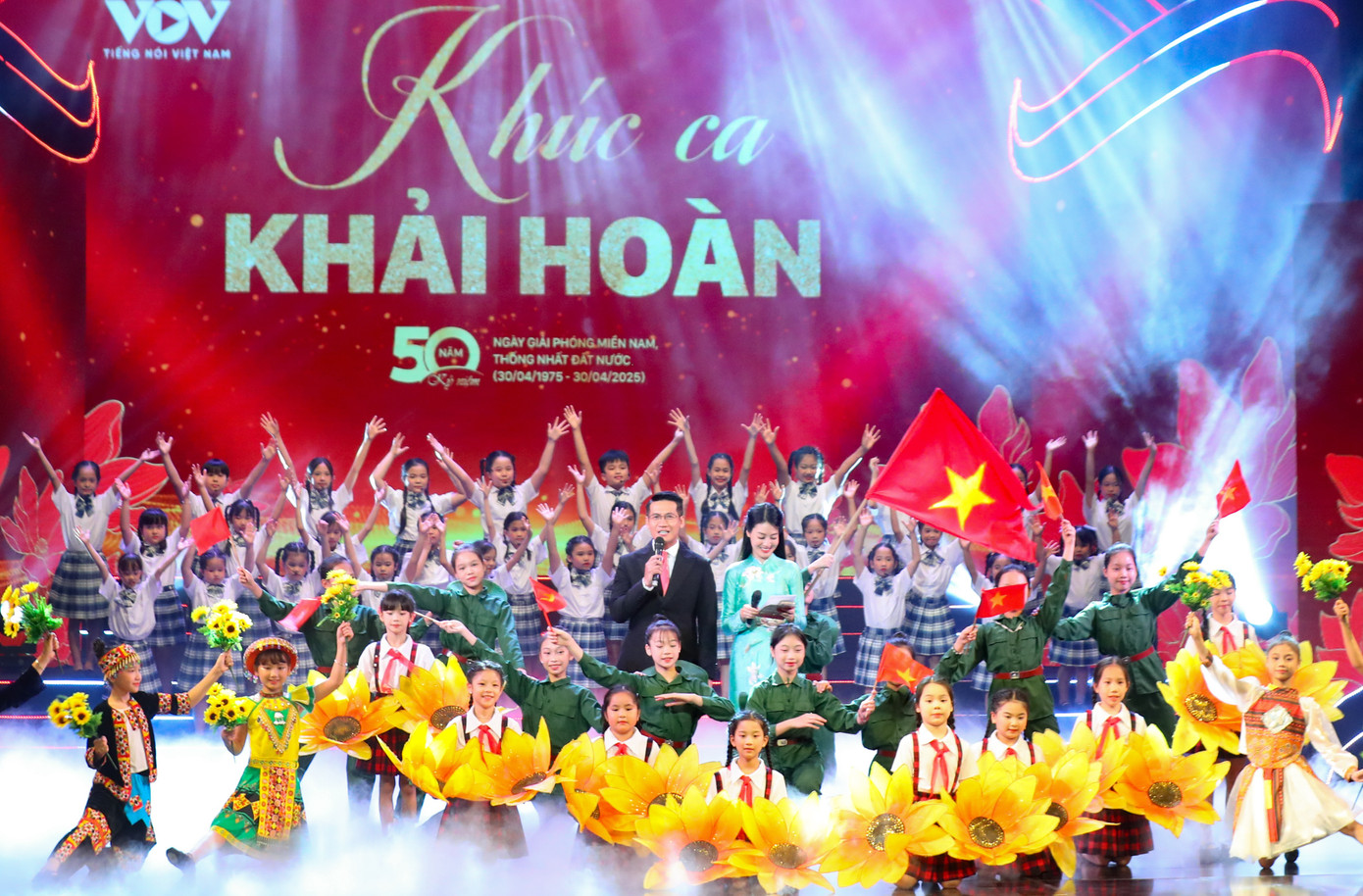 Chương trình Khúc ca khải hoàn có nhiều tiết mục nghệ thuật đặc sắc. Chương trình Khúc ca khải hoàn có nhiều tiết mục nghệ thuật đặc sắc.