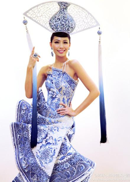 Dọc thân váy cách điệu là những họa tiết hoa sen, rồng phượng vừa đậm nét Trung Hoa, vừa duyên dáng và cũng rất gợi cảm