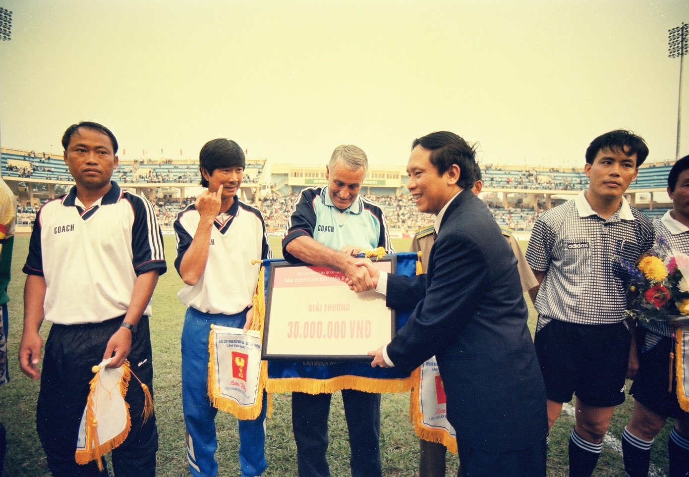 Nhà báo Dương Xuân Nam tại siêu cúp bóng đá quốc gia lần thứ nhất (năm 1999). Ảnh: Phạm Yên.
