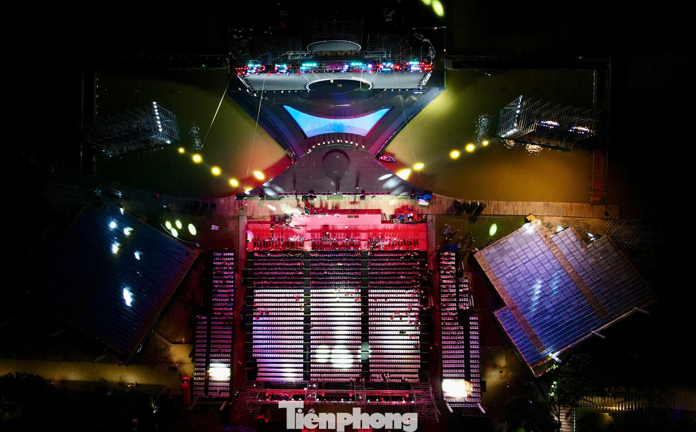 Sân khấu chung kết Hoa hậu Việt Nam 2024 được thiết kế nổi trên mặt nước sông Hương với khoảng 300 tấn thiết bị. Đây cũng là lần đầu trong lịch sử cuộc thi Hoa hậu Việt Nam, sân khấu chung kết được thiết kế hoàn toàn trên sông.