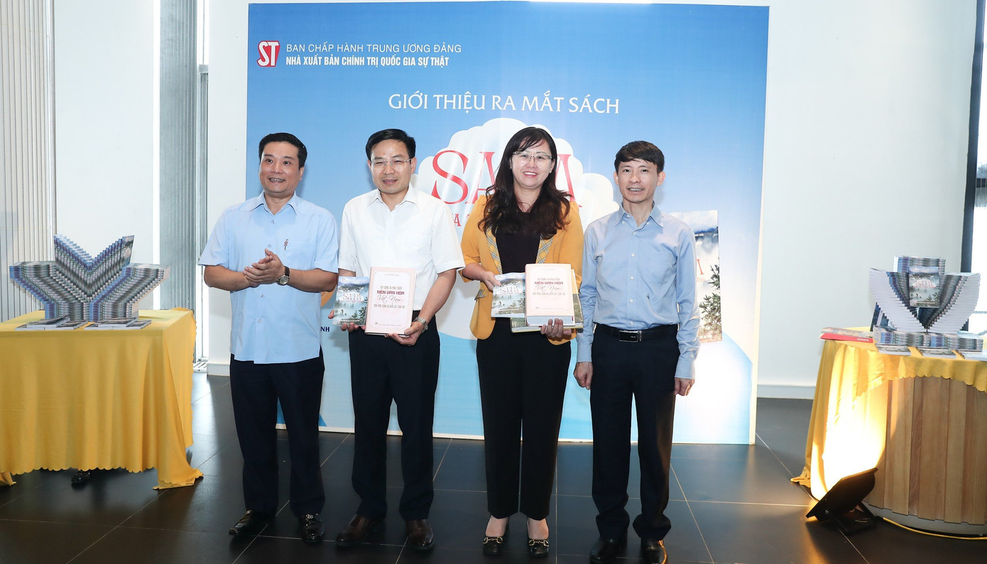 Lễ ra mắt hai cuốn sách Sa Pa giữa trời mây trắng diễn ra tại thị xã Sa Pa, tỉnh Lào Cai.