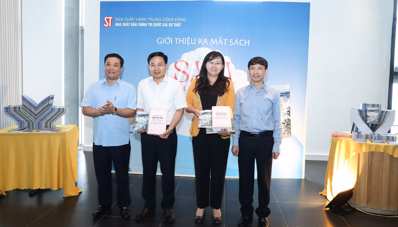 Lễ ra mắt hai cuốn sách Sa Pa giữa trời mây trắng diễn ra tại thị xã Sa Pa, tỉnh Lào Cai.
