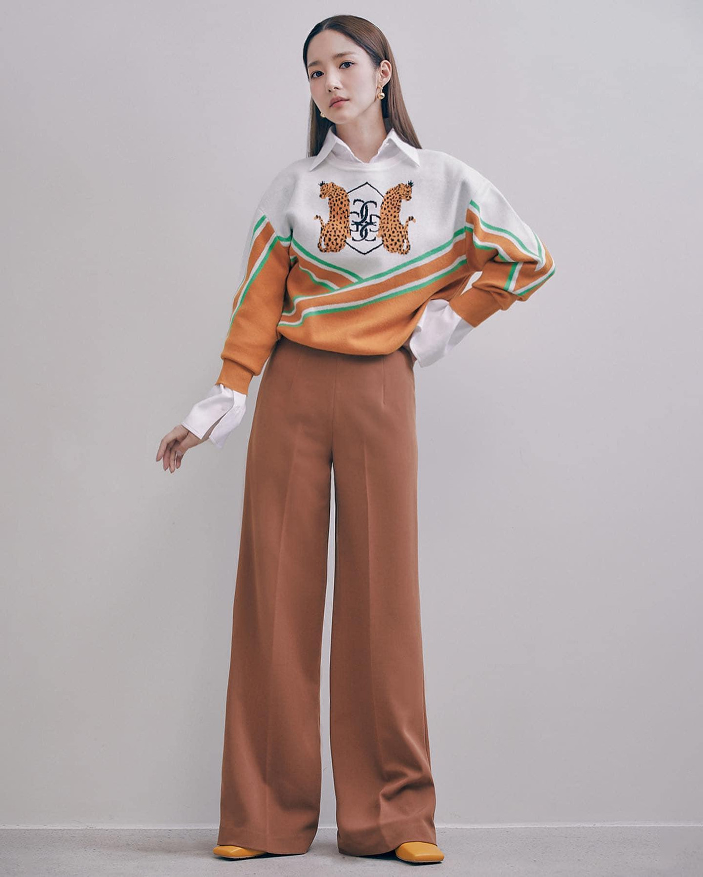 Với vẻ ngoài hiện tại, nữ diễn viên 8x được mệnh danh là &quot;nữ hoàng dao kéo&quot; hay &quot;mỹ nhân dao kéo&quot; thành công nhất ở xứ sở kim chi vì cô phẫu thuật thẩm mỹ quá thành công.