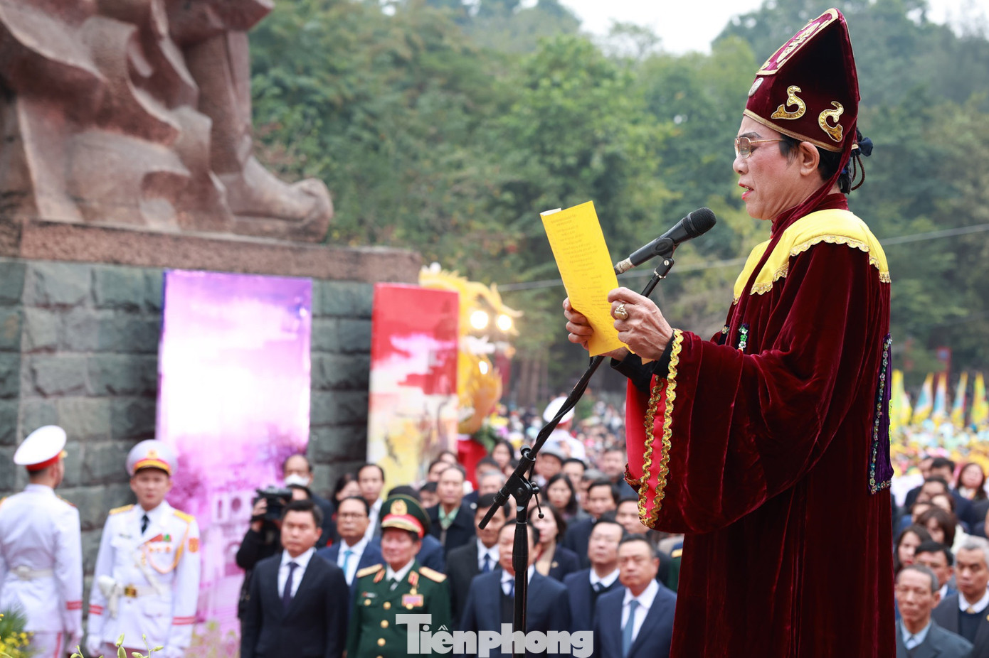 NSND Ánh Dương (Nhà hát tuồng Việt Nam) đọc Chúc văn tưởng nhớ vua Quang Trung. Ảnh: NHƯ Ý.