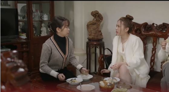 Tuyết khuyên Son nên đề phòng những cô gái trẻ đẹp xung quanh Đạt. Ảnh: CMH.