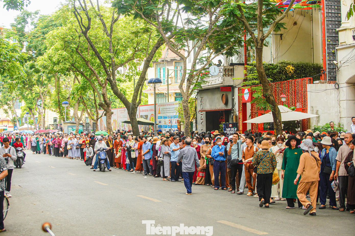 Người dân xếp hàng dài chờ đợi. Nhiều người đến khu vực gần chùa Quán Sứ từ 4,5h sáng.