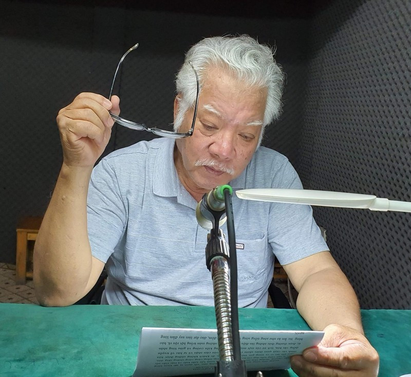 Ông được mệnh danh là giọng đọc huyền thoại. Ông được mệnh danh là giọng đọc huyền thoại.