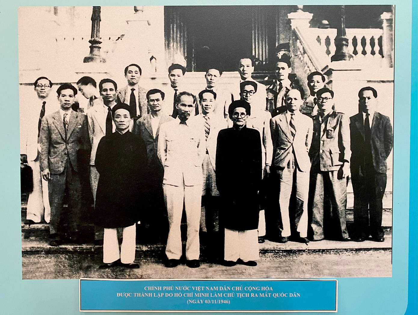 Với Thủ đô Hà Nội, Chủ tịch Hồ Chí Minh luôn thể hiện mối quan tâm sâu sắc giàu tình nhân ái và những mong muốn thiết tha. Người xác định vị trí “đầu tàu”, “gương mẫu” của nơi mà “Cả nước nhìn về Thủ đô".