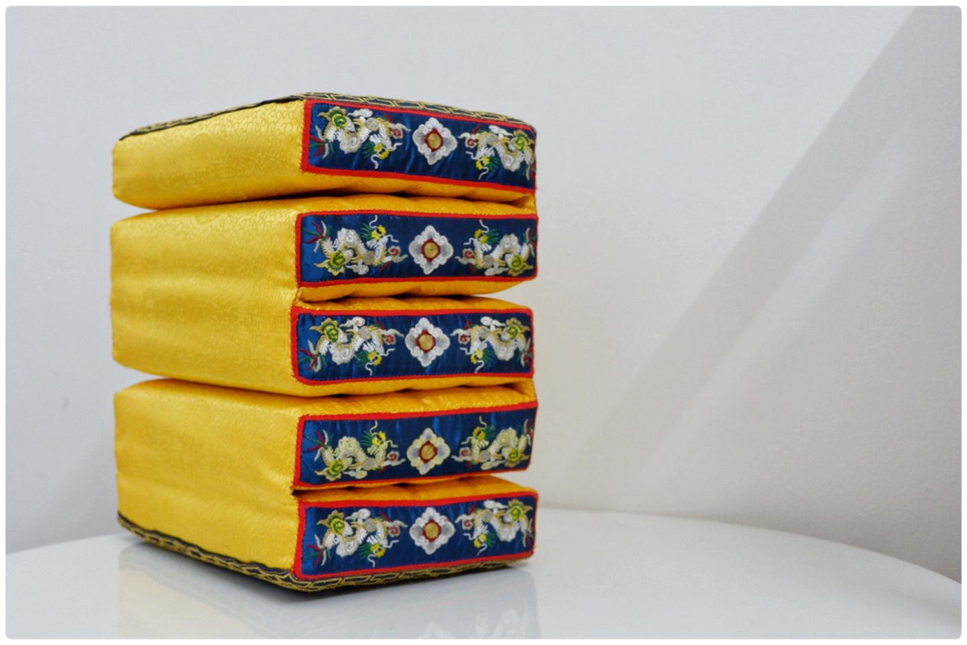 Gối dựa phủ vải gấm mang "thương hiệu" mệ Trí Huệ. (Ảnh: Journeys in Hue)