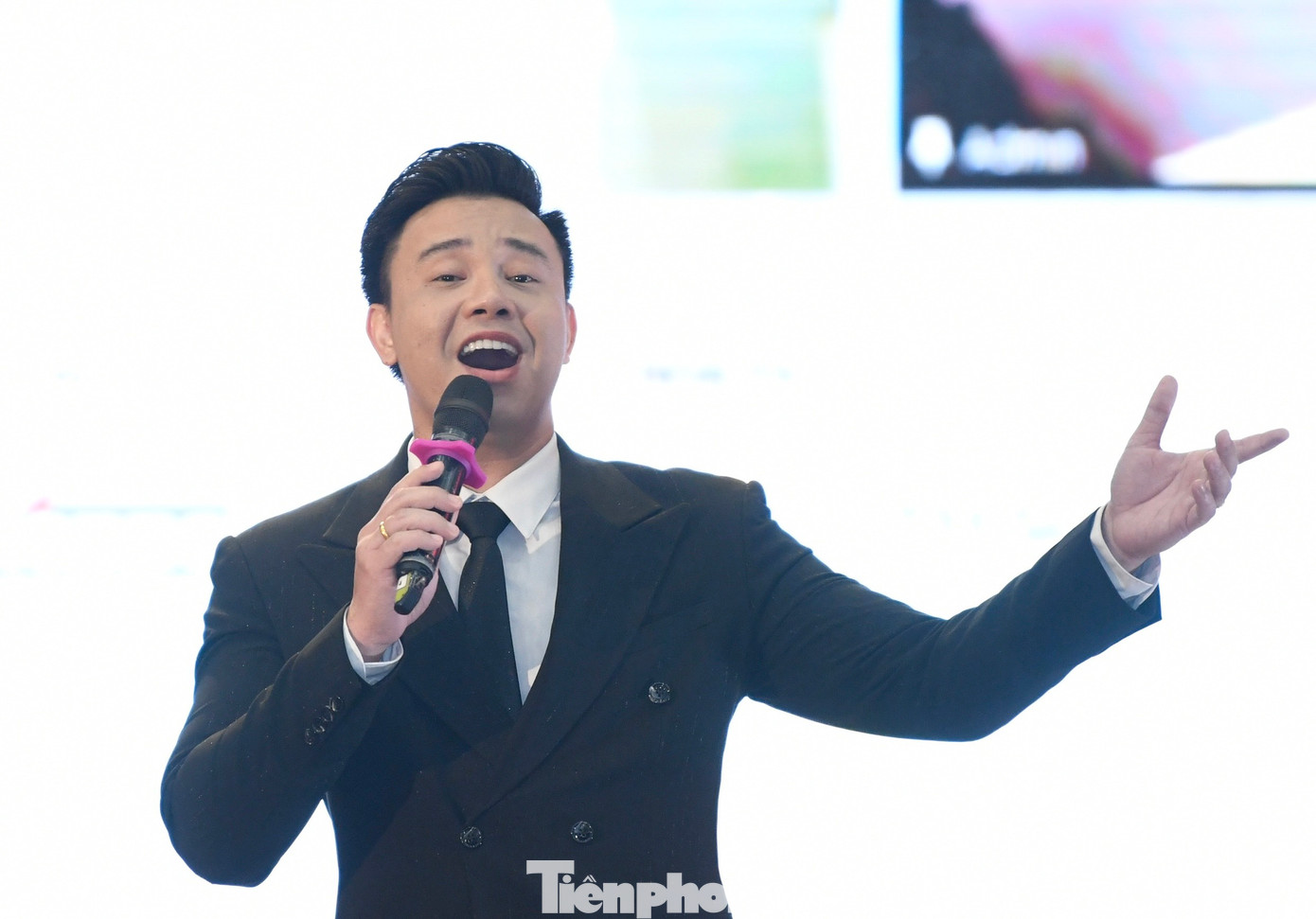 Ca sĩ Đông Hùng gây ấn tượng mạnh nhờ giọng hát giàu nội lực. Đông Hùng luôn dành tình cảm đặc biệt với các chương trình dành cho sinh viên.