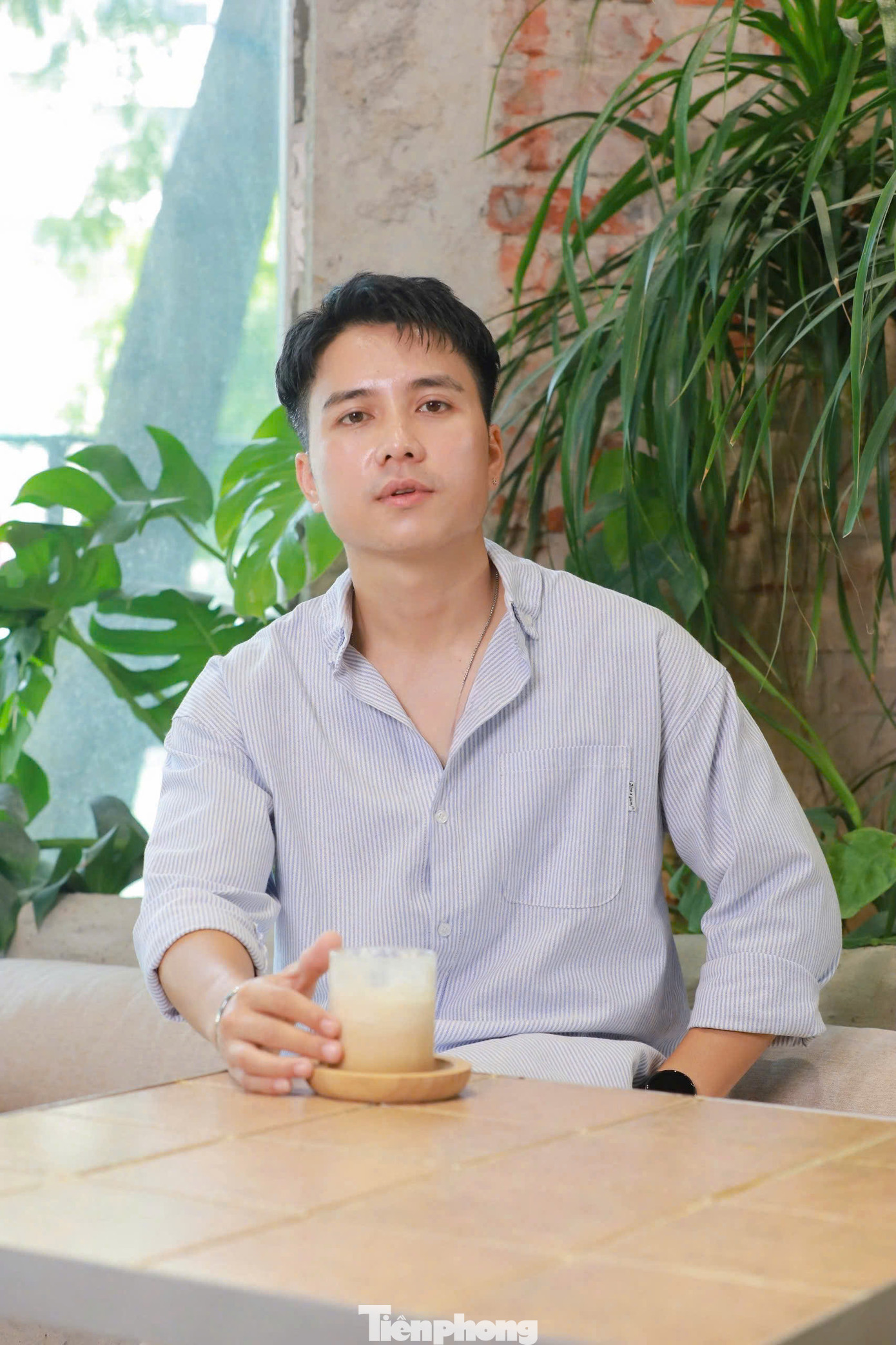 "Từ khi còn đi học, tôi đã tham gia đội văn nghệ và đam mê nghệ thuật. Biết tin phim Nhật ký Vàng Anh tuyển diễn viên, tôi mang hồ sơ đến tận nơi để nộp chứ nhất quyết không nộp qua đường bưu điện vì sợ thất lạc. Ở buổi nộp hồ sơ, tôi tình cờ gặp đạo diễn Đỗ Thanh Hải ở cổng và được anh gọi vào thử vai ngay. Tôi biết ơn đạo diễn Đỗ Thanh Hải, nếu không có anh và buổi casting hôm đó không có Mạnh Quân như hôm nay", nam diễn viên kể.