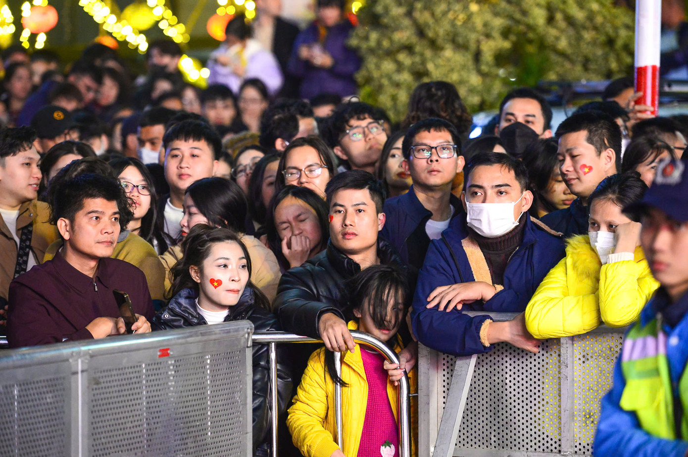 8.000 khán giả may mắn được vào fanzone cận sân khấu. Ngoài fanzone, người dân có thể xem và đi lại tự do ở các khu vực đã được quy định dành cho khán giả.